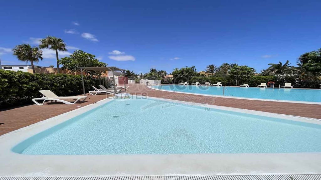 2 soveværelse Villa til salg i Corralejo med swimmingpool - € 255.000 (Ref: 9912374)