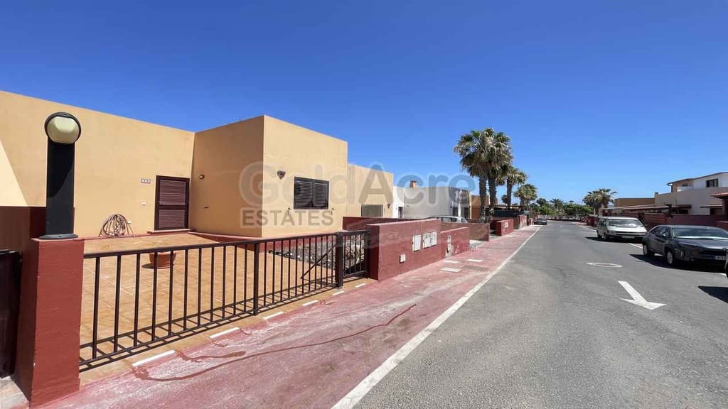 2 soveværelse Villa til salg i Corralejo med swimmingpool - € 255.000 (Ref: 9912374)