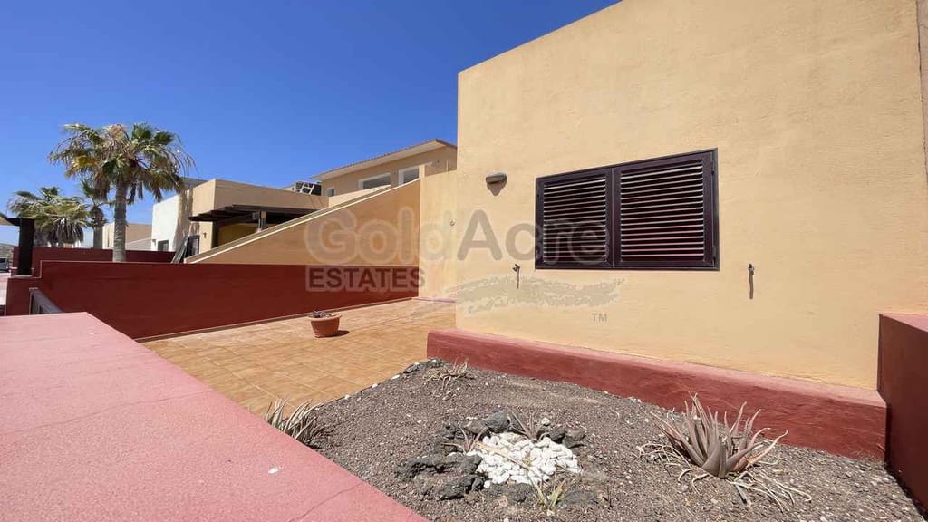 2 soveværelse Villa til salg i Corralejo med swimmingpool - € 255.000 (Ref: 9912374)