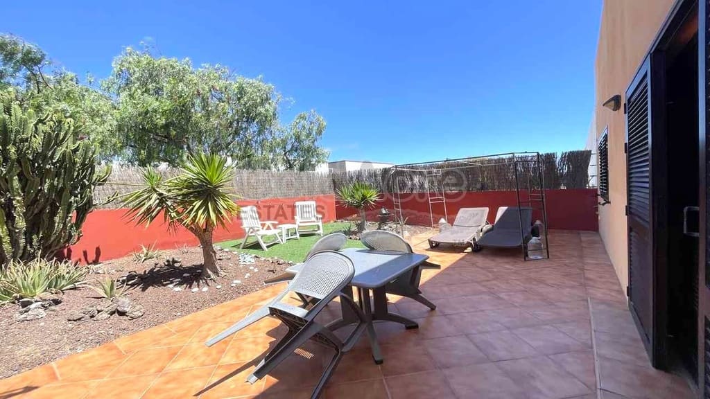 2 soveværelse Villa til salg i Corralejo med swimmingpool - € 255.000 (Ref: 9912374)