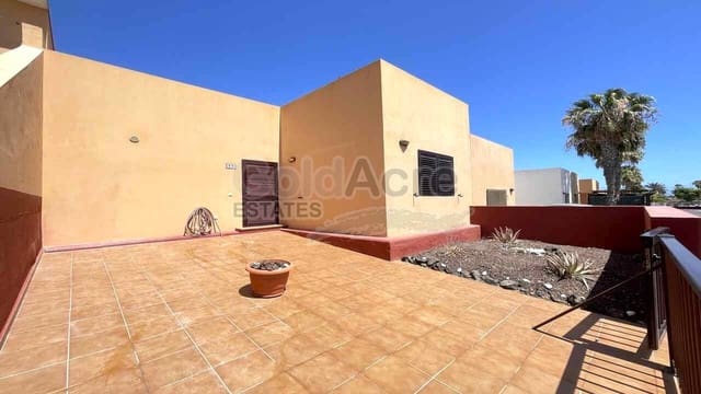 2 makuuhuone Huvila myytävänä paikassa Corralejo, La Oliva mukana uima-altaan - 255 000 € (Ref: 9912374)