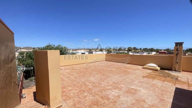 2 makuuhuone Huvila myytävänä paikassa Corralejo, La Oliva mukana uima-altaan - 255 000 € (Ref: 9912374)