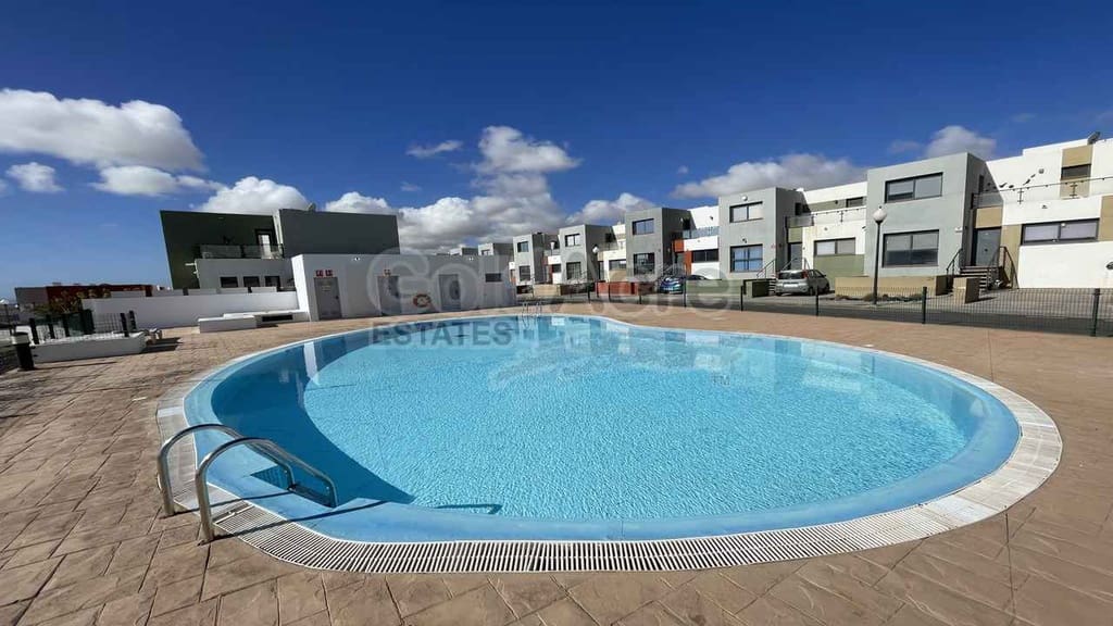 2 bedroom Villa for sale in Caleta de Fuste with pool garage - € 349,000 (Ref: 9912375)