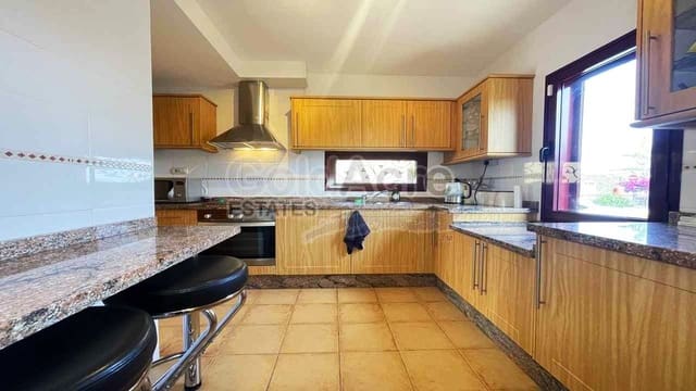 Chalet de 3 habitaciones en La Oliva en venta con piscina garaje - 295.000 € (Ref: 9979397)