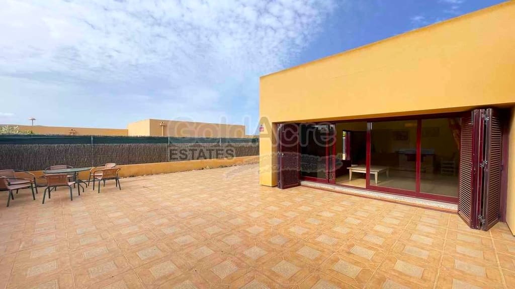 3 bedroom Villa for sale in La Oliva with pool garage - € 295,000 (Ref: 9979397)