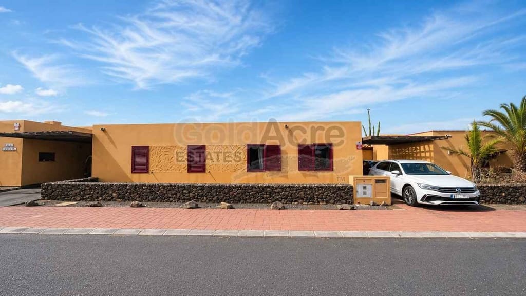 3 bedroom Villa for sale in La Oliva with pool garage - € 295,000 (Ref: 9979397)