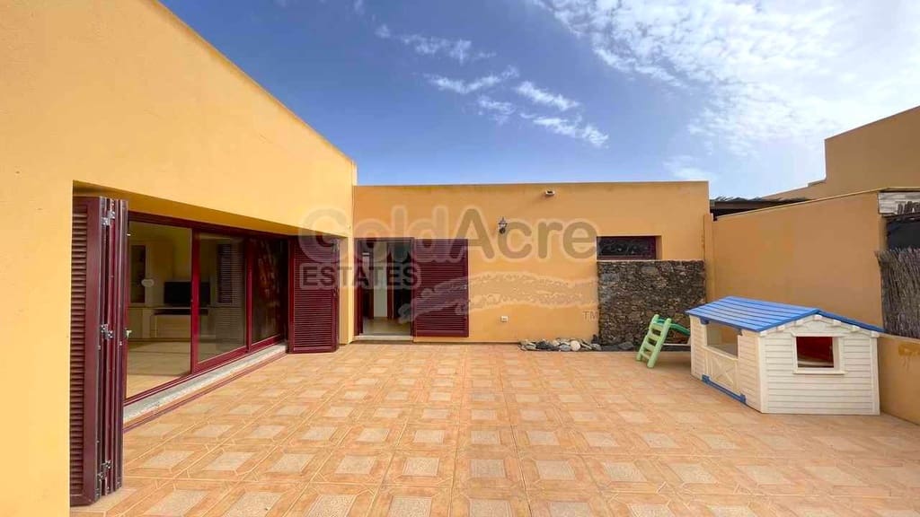 3 bedroom Villa for sale in La Oliva with pool garage - € 295,000 (Ref: 9979397)