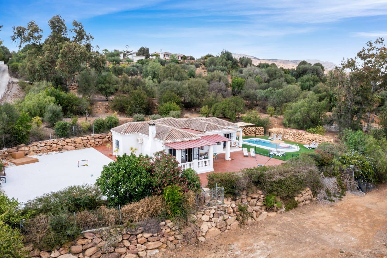 3 soveværelse Finca/Landehus til salg i Pizarra med swimmingpool garage - € 525.000 (Ref: 9050141)