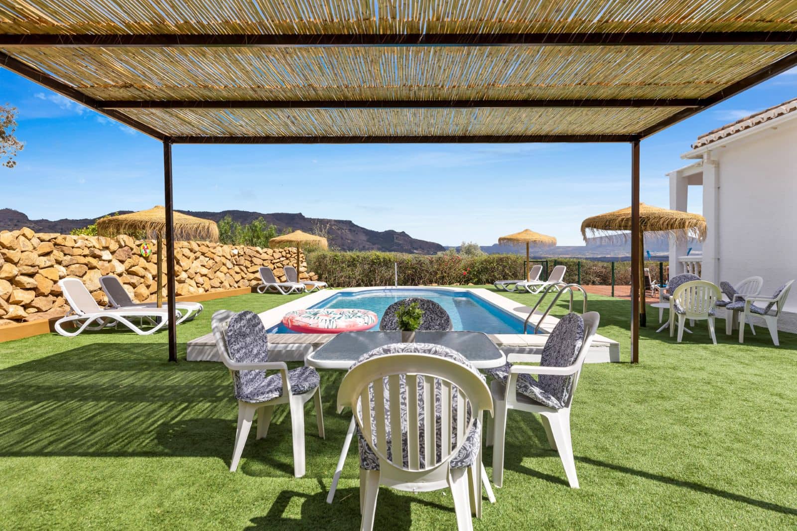 3 soveværelse Finca/Landehus til salg i Pizarra med swimmingpool garage - € 525.000 (Ref: 9050141)