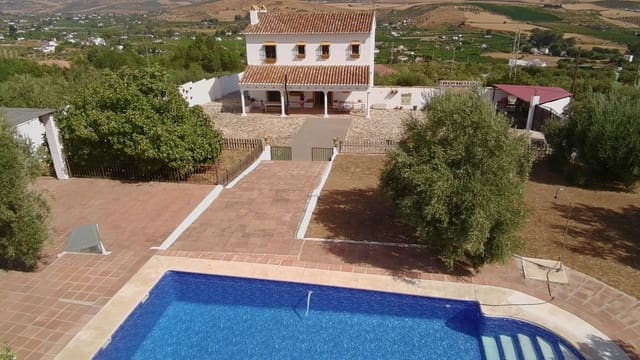 4 makuuhuone Maalaistalo myytävänä paikassa Alora mukana uima-altaan 
autotalli - 685 000 € (Ref: 9267558)