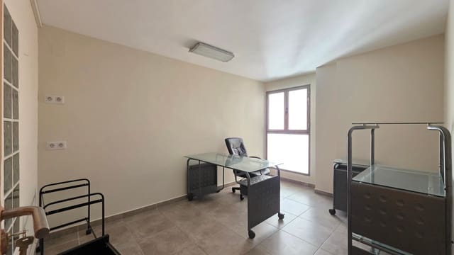 4 slaapkamer Appartement te koop in Gandia met garage - € 90.000 (Ref: 10112050)