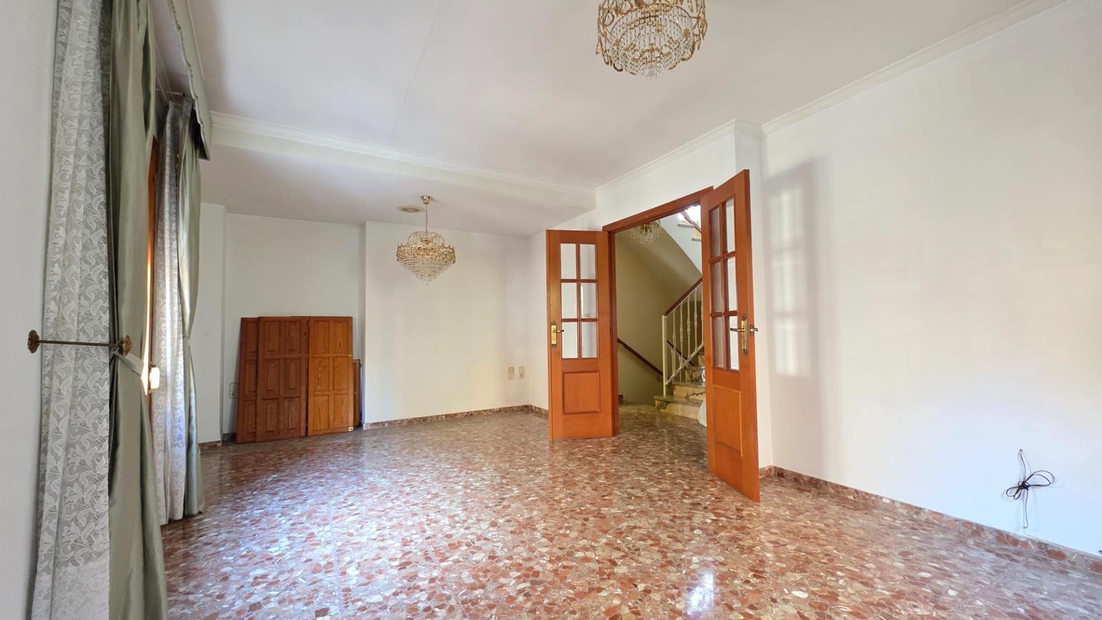 4 bedroom Villa for sale in Oliva with garage - € 195,000 (Ref: 10112054)