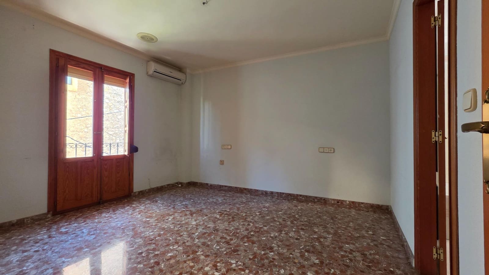 4 bedroom Villa for sale in Oliva with garage - € 195,000 (Ref: 10112054)