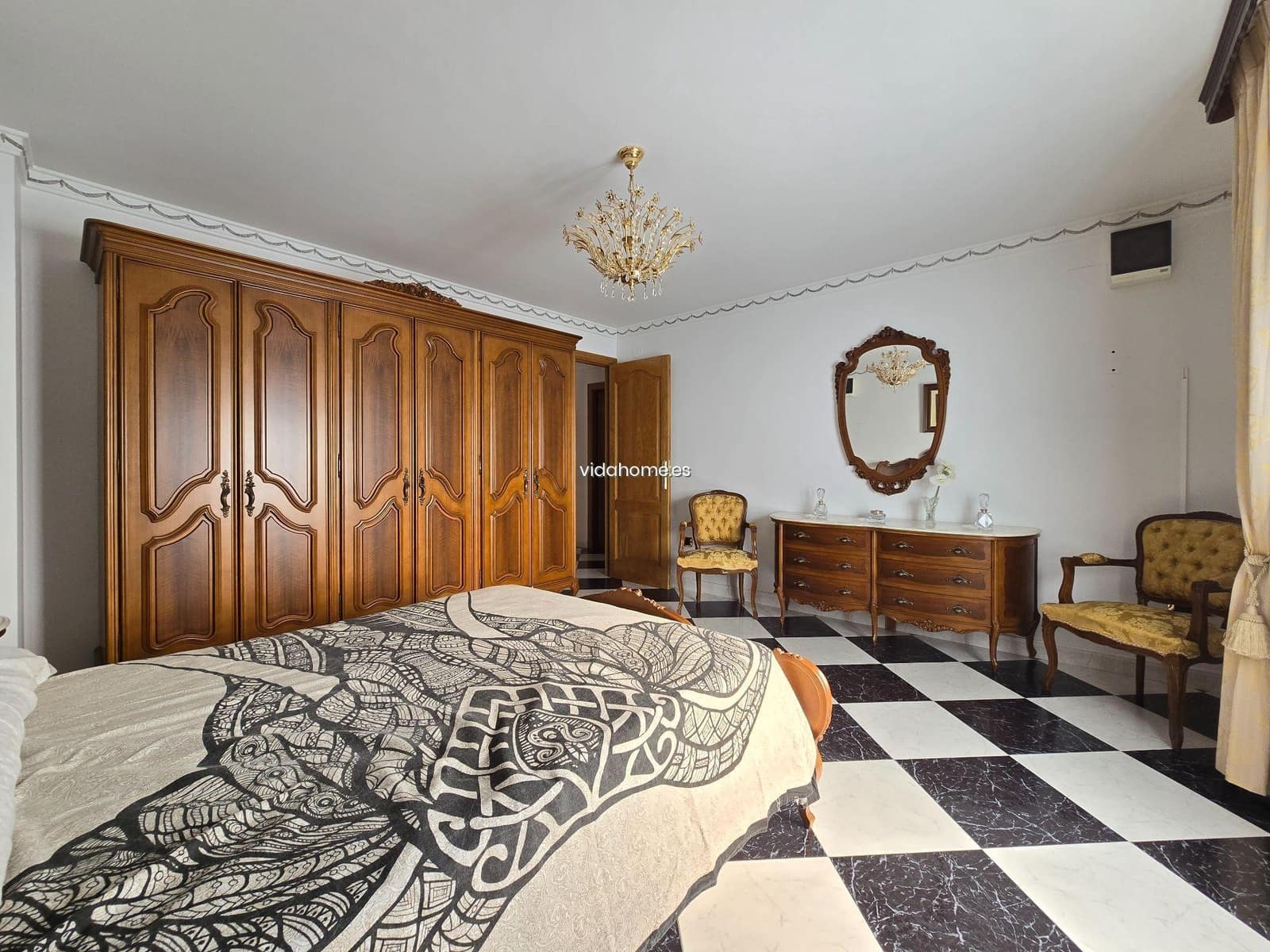 7 bedroom Villa for sale in Oliva with garage - € 285,000 (Ref: 8651985)