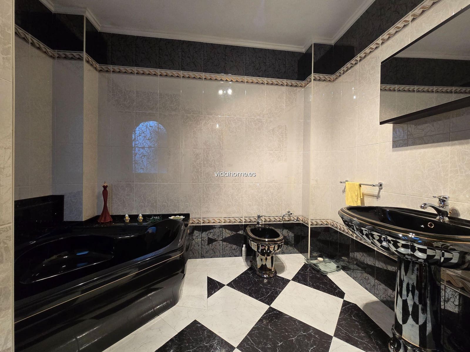 7 slaapkamer Villa te koop in Oliva met garage - € 285.000 (Ref: 9178216)