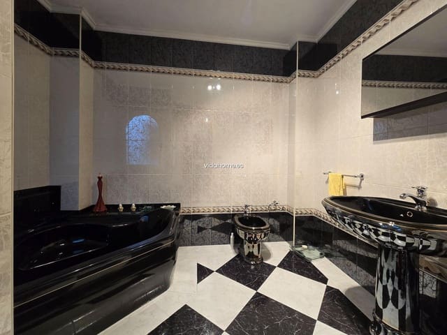 7 slaapkamer Villa te koop in Oliva met garage - € 285.000 (Ref: 9178216)