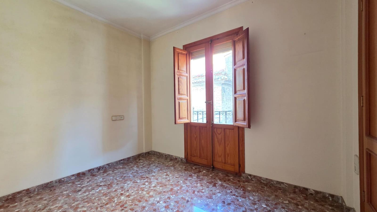 4 bedroom Townhouse for sale in Oliva with garage - € 195,000 (Ref: 9611504)