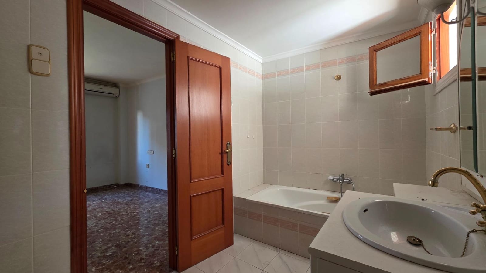 4 bedroom Townhouse for sale in Oliva with garage - € 195,000 (Ref: 9611504)