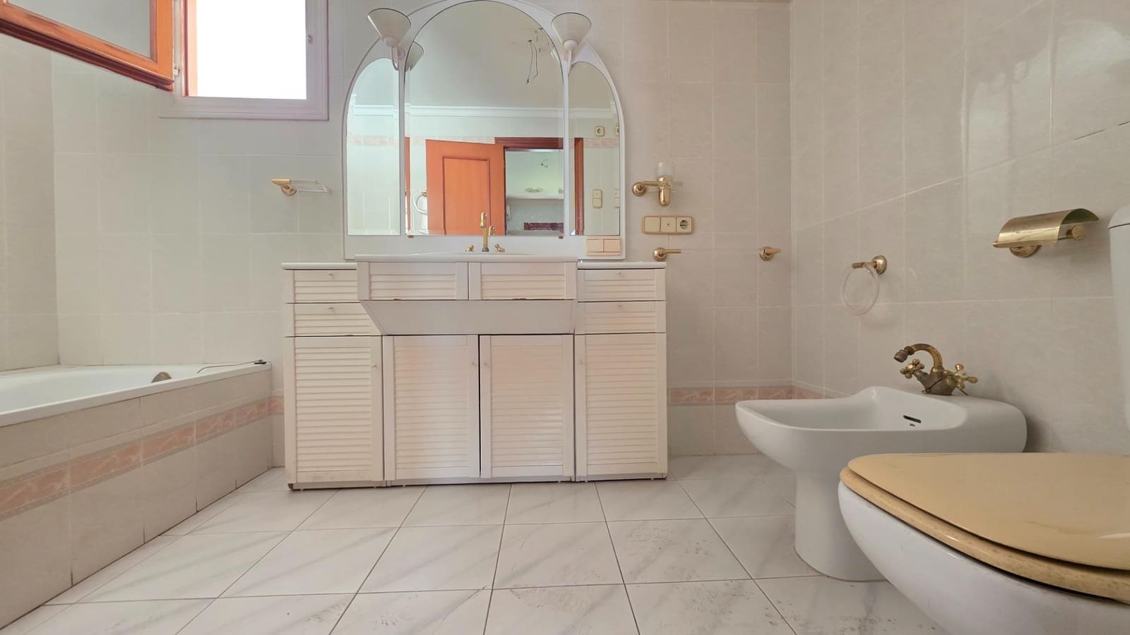 4 bedroom Townhouse for sale in Oliva with garage - € 195,000 (Ref: 9611504)