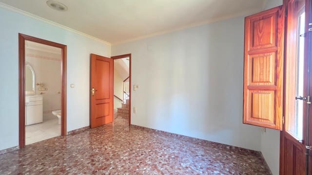 4 bedroom Townhouse for sale in Oliva with garage - € 195,000 (Ref: 9611504)