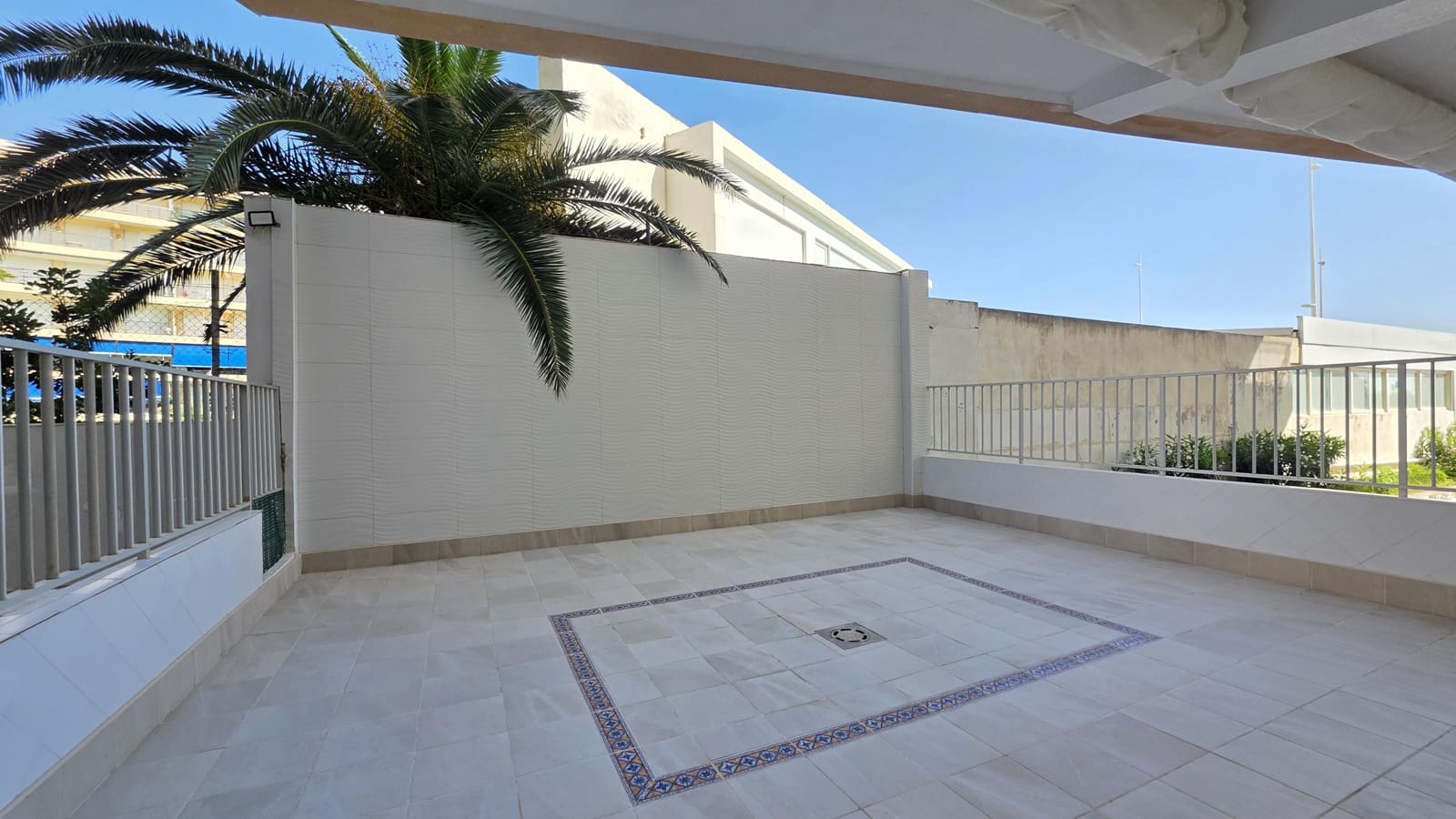 2 sypialnia Apartament przy plaży na sprzedaż w Las Tres Villas - 240 000 € (Ref: 9890358)