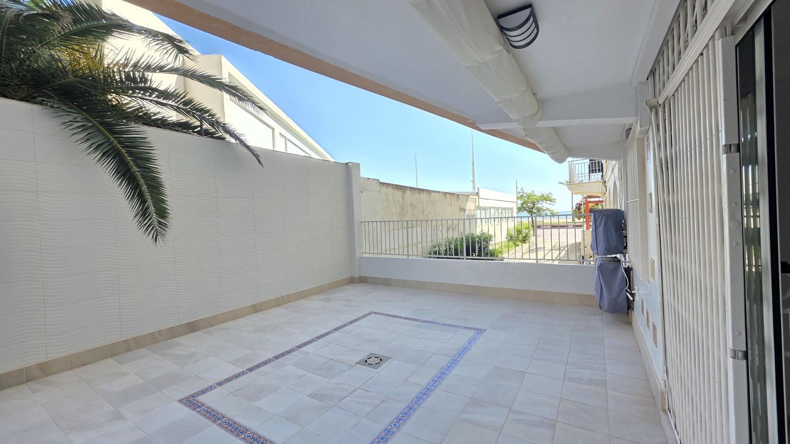 2 sypialnia Apartament przy plaży na sprzedaż w Las Tres Villas - 240 000 € (Ref: 9890358)