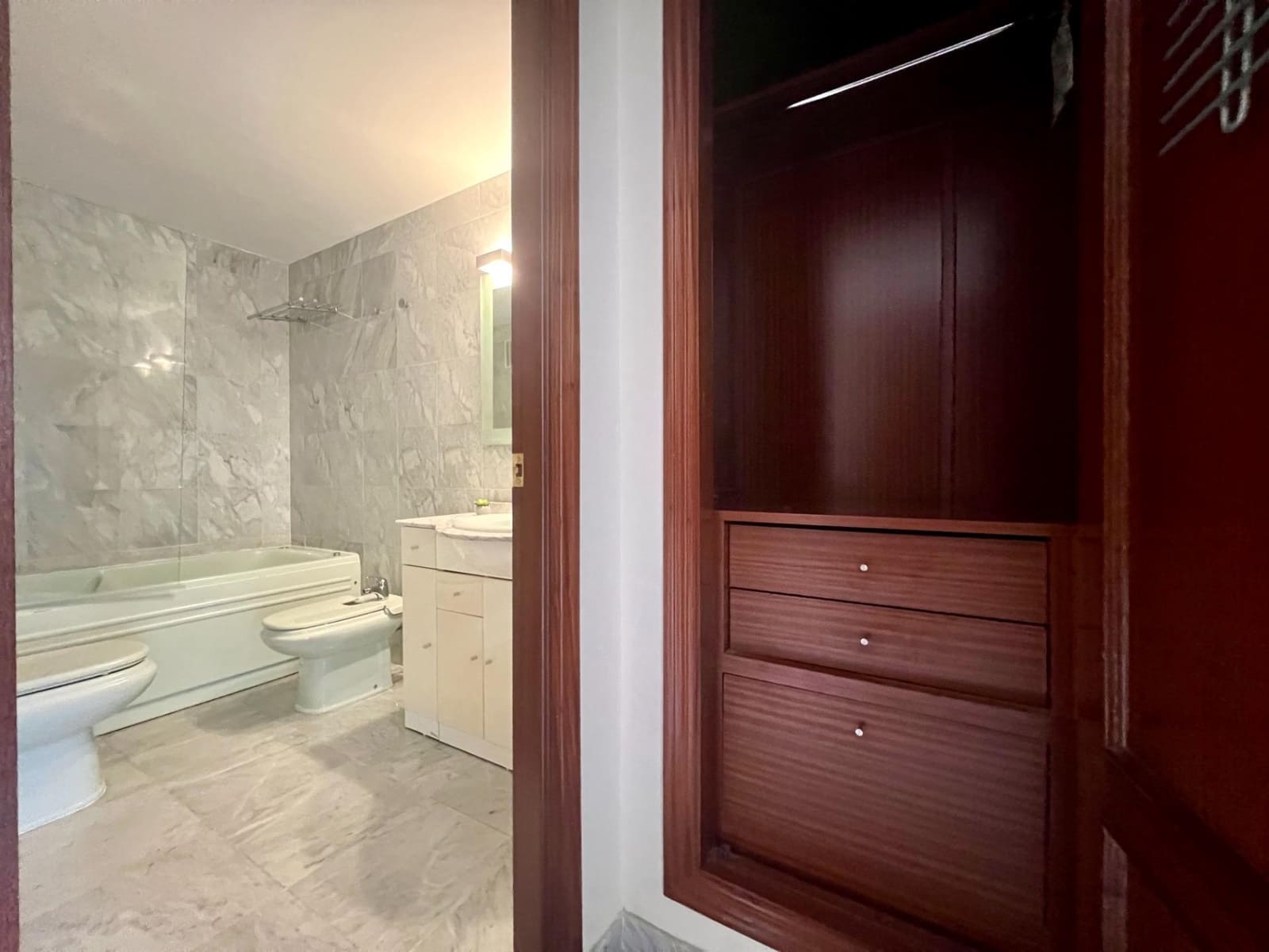 3 bedroom Flat for sale in Cordoba city with pool - € 355,000 (Ref: 9359858)