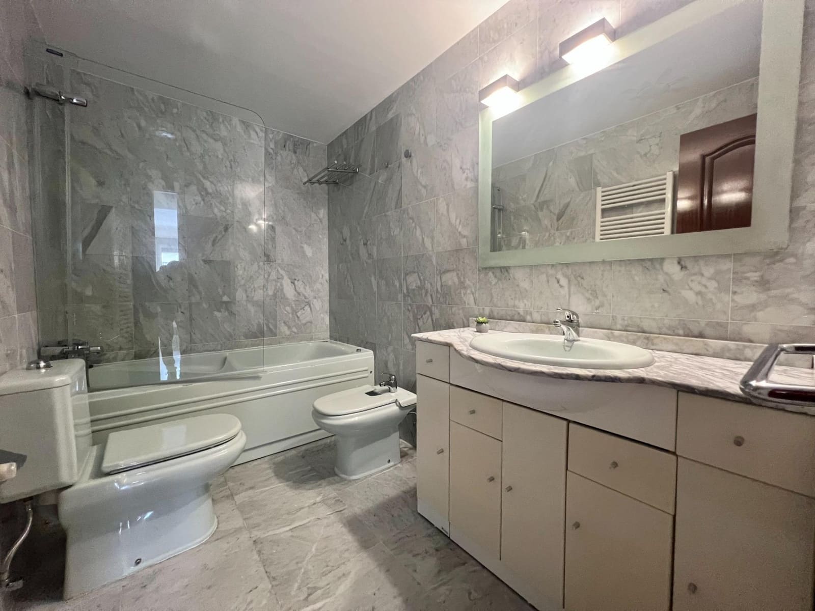 3 bedroom Flat for sale in Cordoba city with pool - € 355,000 (Ref: 9359858)