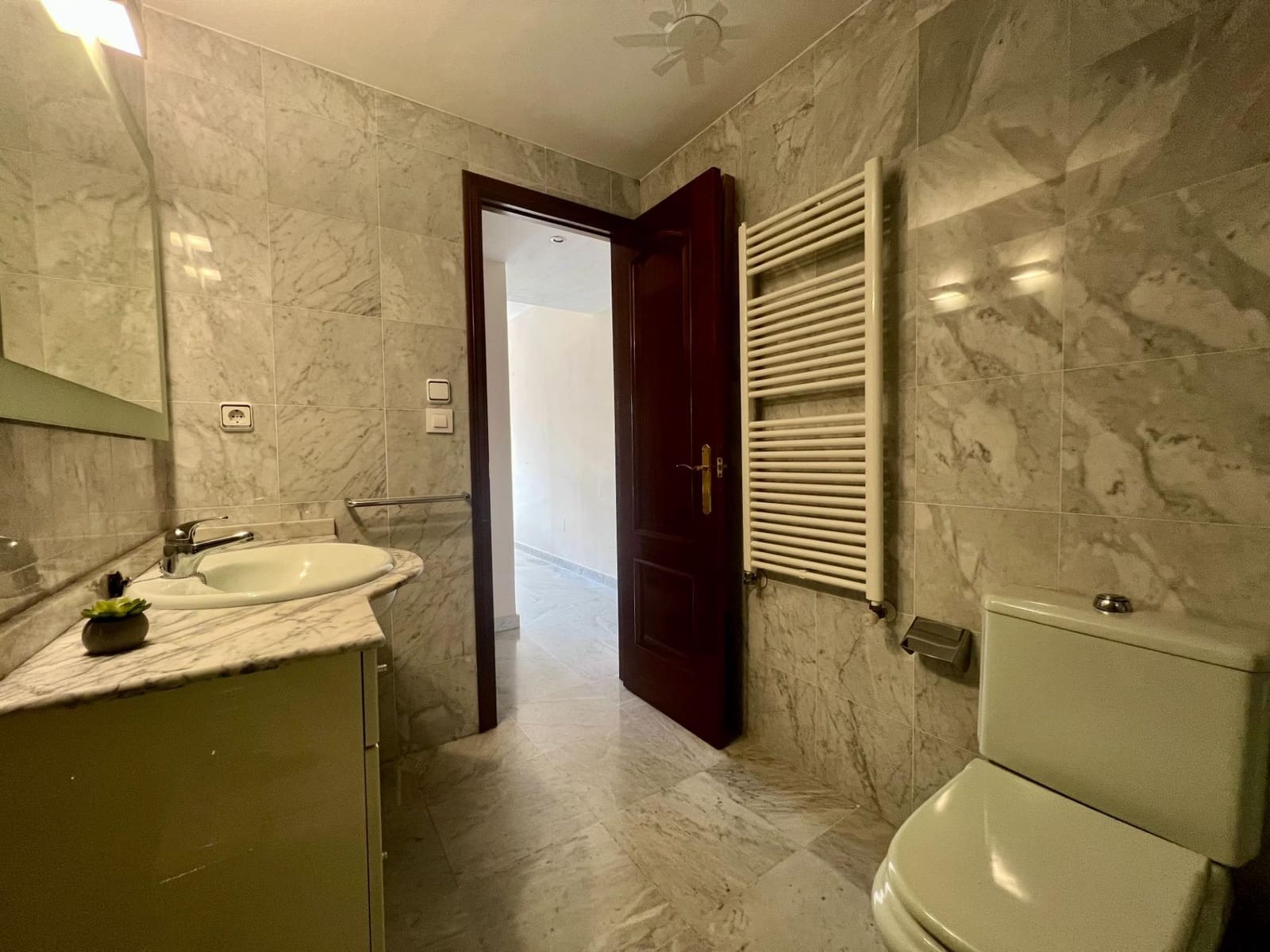 3 bedroom Flat for sale in Cordoba city with pool - € 355,000 (Ref: 9359858)