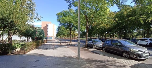 Kommersiell til salgs i Parque Cruz Conde, Córdoba by - € 60 000 (Ref: 9359860)
