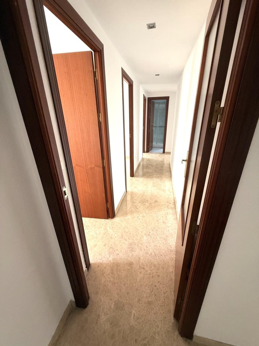 4 bedroom Flat for sale in Cordoba city with garage - € 249,000 (Ref: 9359866)