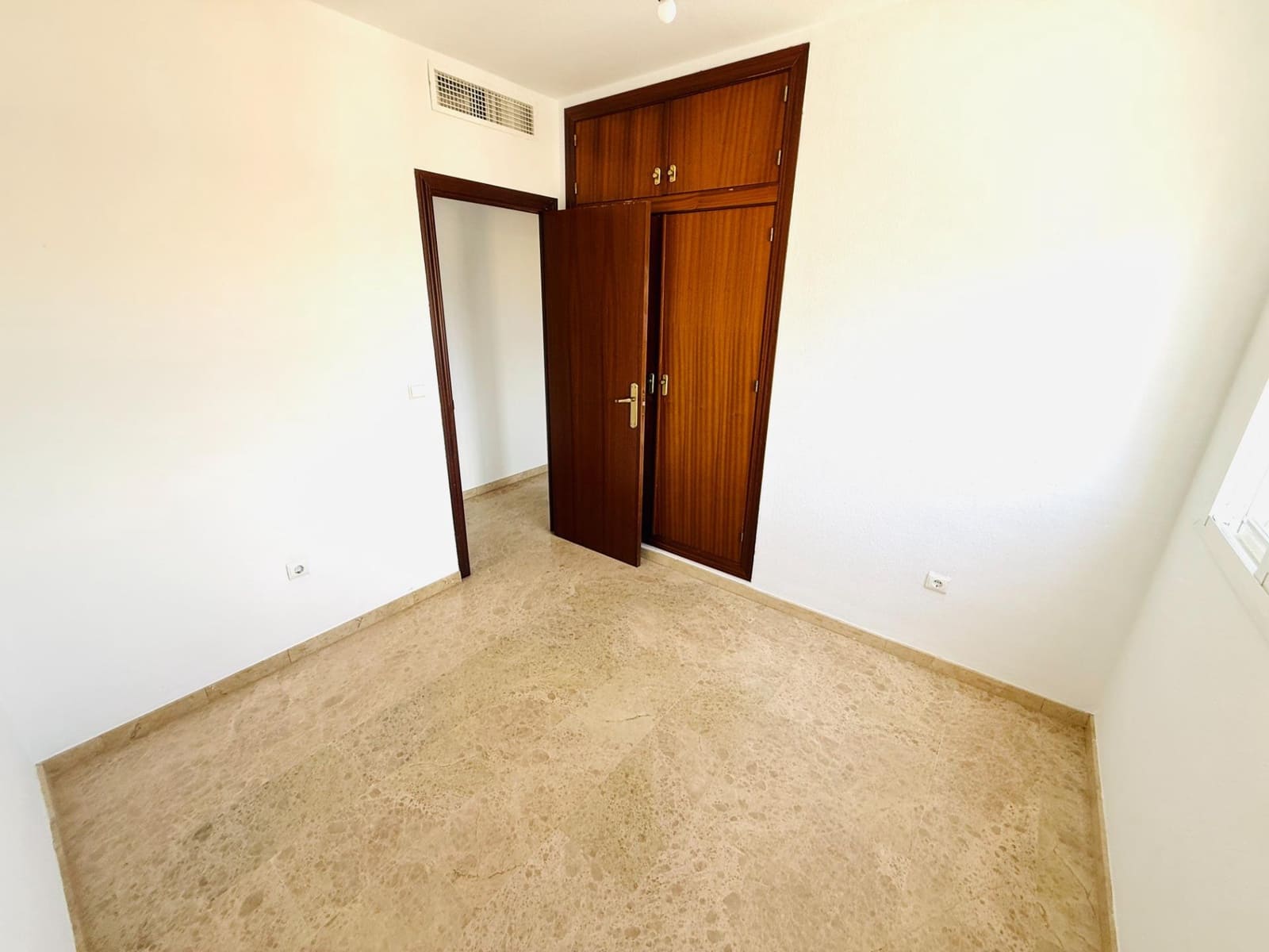 4 bedroom Flat for sale in Cordoba city with garage - € 249,000 (Ref: 9359866)