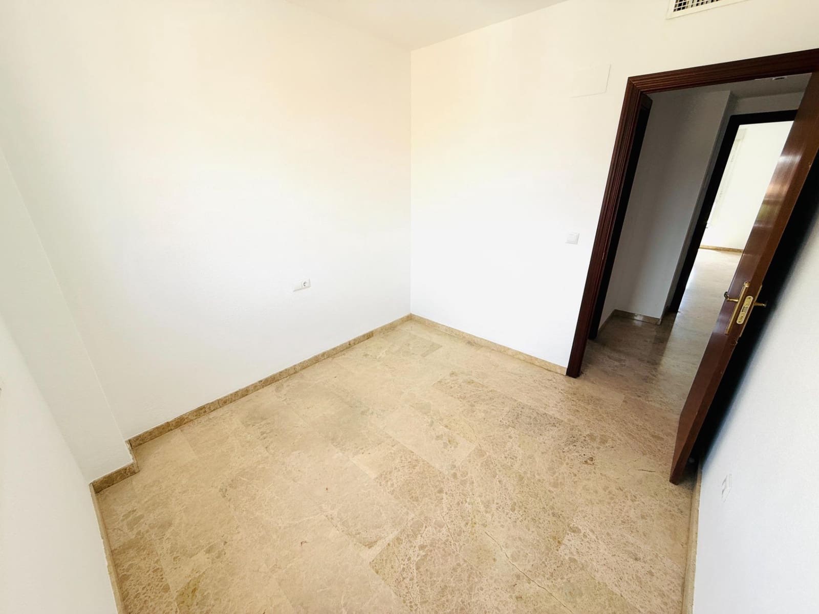 4 bedroom Flat for sale in Cordoba city with garage - € 249,000 (Ref: 9359866)