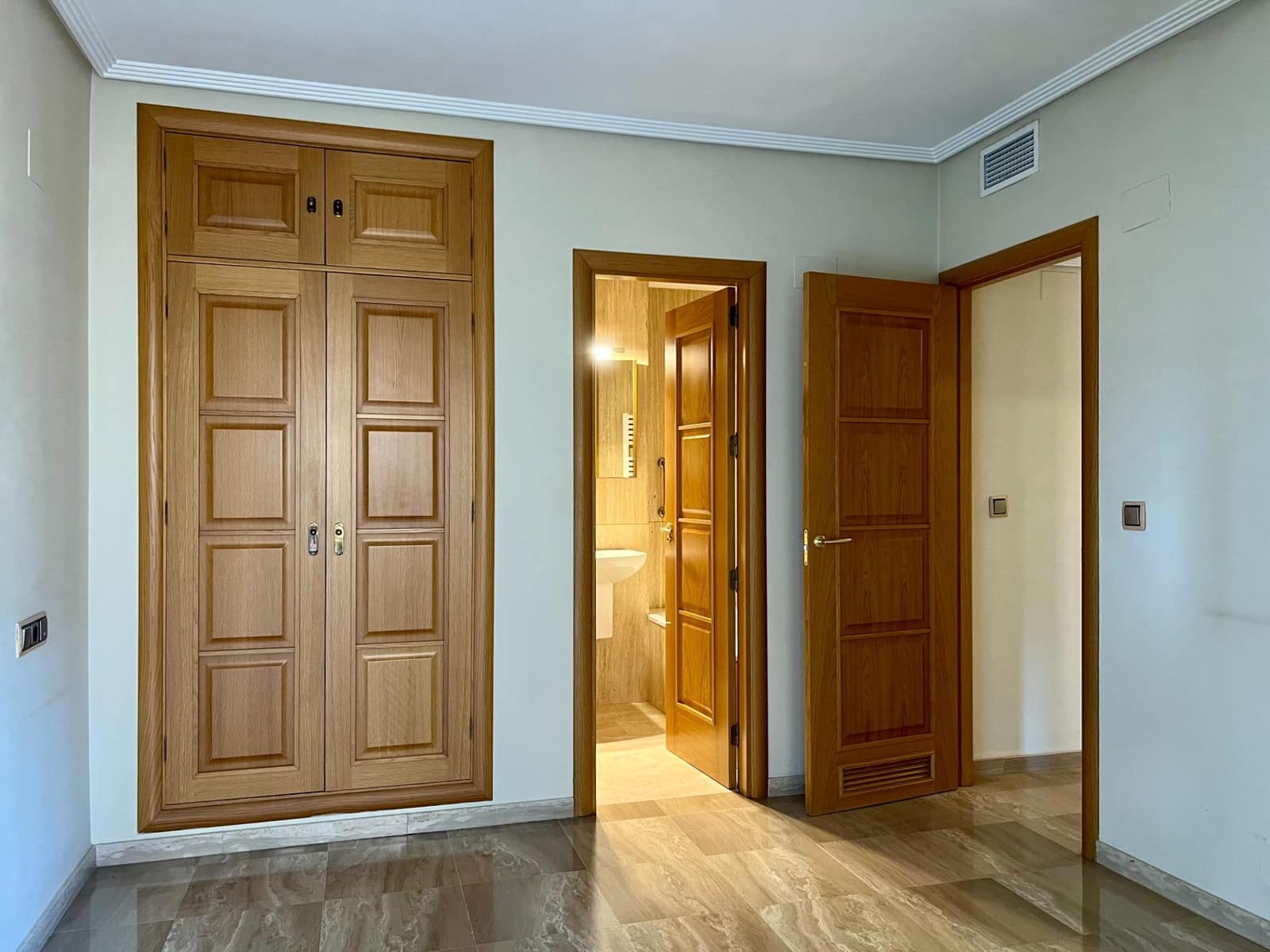 2 soveværelse Lejlighed til salg i Cordoba by med swimmingpool garage - € 289.900 (Ref: 9359873)