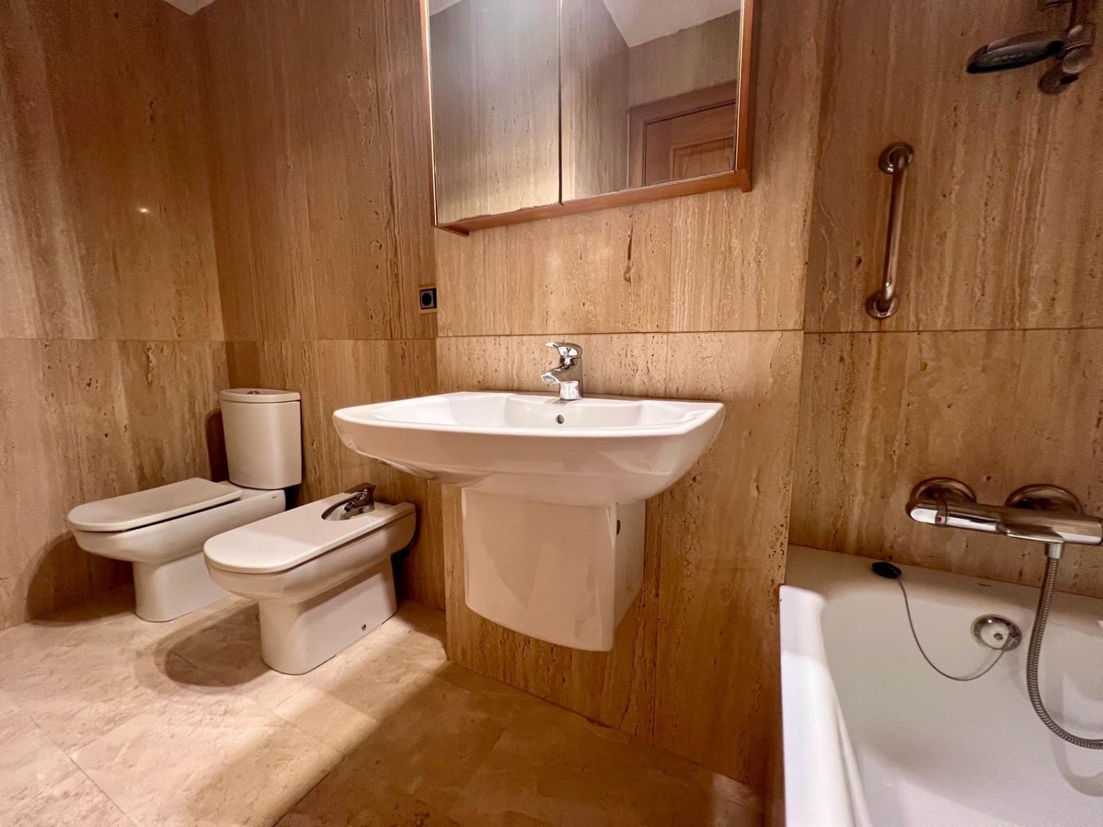 2 soveværelse Lejlighed til salg i Cordoba by med swimmingpool garage - € 289.900 (Ref: 9359873)