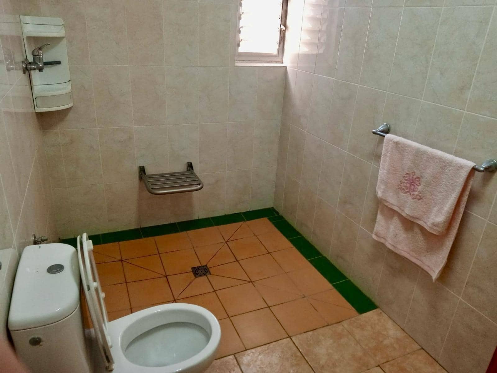 5 makuuhuone Huvila myytävänä paikassa La Carlota mukana uima-altaan 
autotalli - 260 000 € (Ref: 9359887)