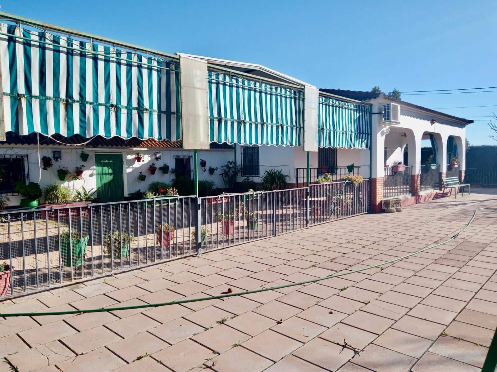 5 makuuhuone Huvila myytävänä paikassa La Carlota mukana uima-altaan 
autotalli - 260 000 € (Ref: 9359887)