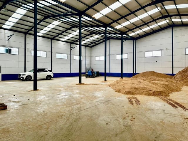 2 bedroom Business for sale in Fuente Obejuna - € 200,000 (Ref: 9359897)