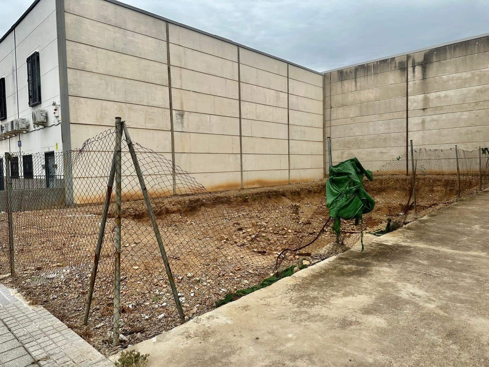 Grunde uden byggetilladelser til salg i Cordoba by - € 139.000 (Ref: 9359900)