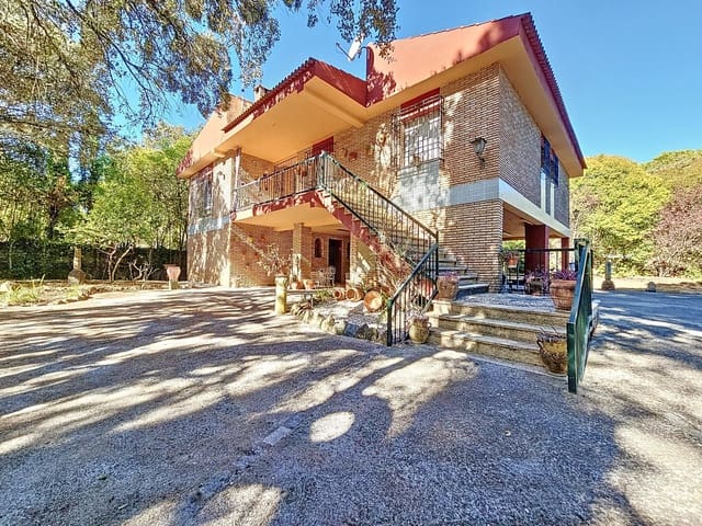 4 soveværelse Villa til salg i Córdoba by med swimmingpool - € 250.000 (Ref: 9359903)