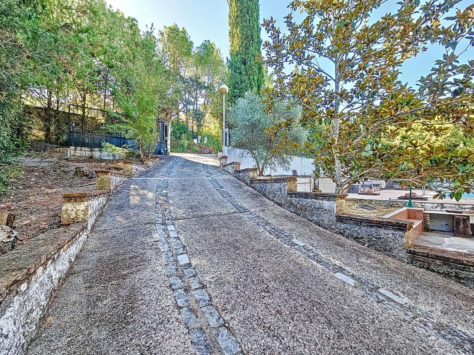 4 slaapkamer Villa te koop in Cordoba stad met zwembad - € 250.000 (Ref: 9359903)