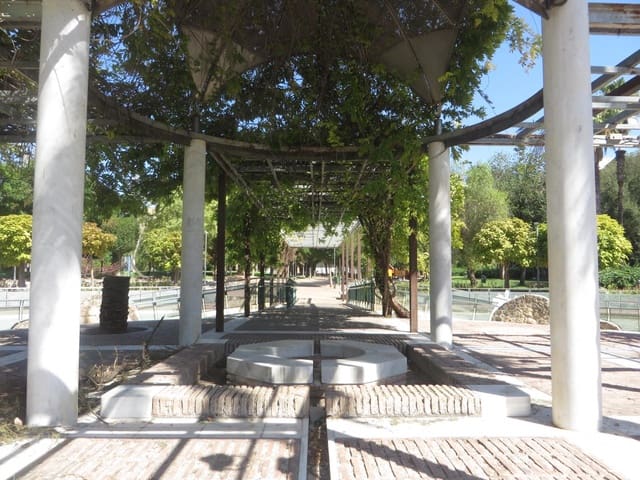 Kaupallinen myytävänä paikassa Ciudad Jardín, Córdoba kaupunki - 144 000 € (Ref: 9359908)