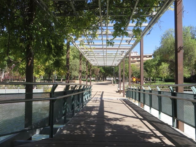 Kaupallinen myytävänä paikassa Ciudad Jardín, Córdoba kaupunki - 144 000 € (Ref: 9359908)