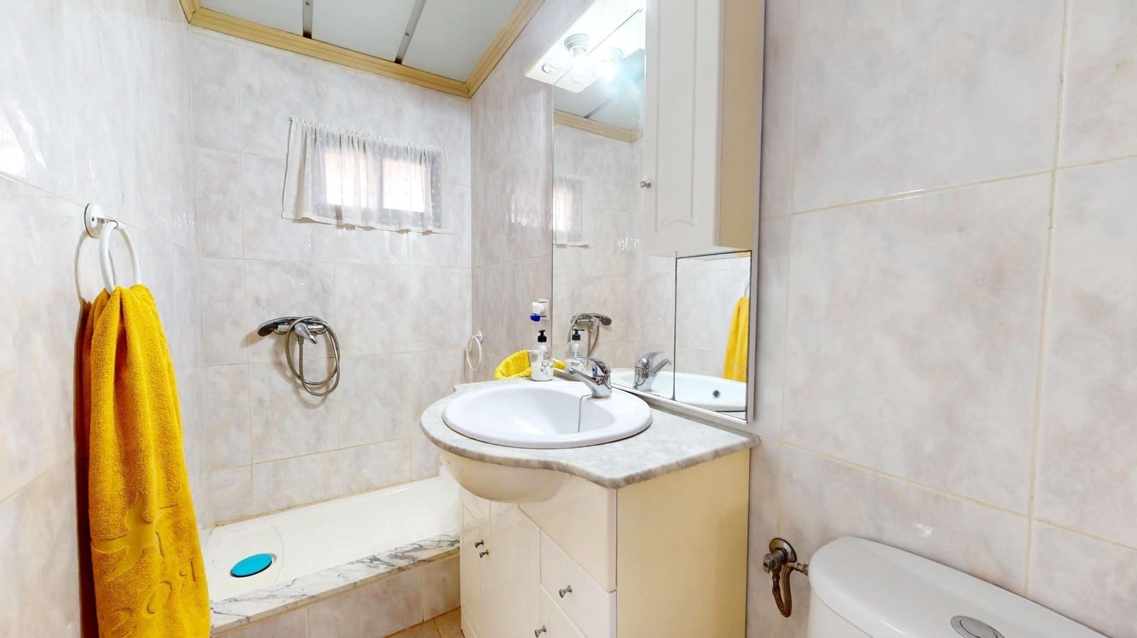 3 slaapkamer Villa te koop in Cordoba stad met zwembad garage - € 135.000 (Ref: 9359909)