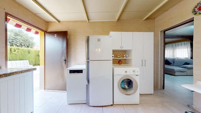 3 soveværelse Villa til salg i Villarrubia, Córdoba by med swimmingpool garage - € 135.000 (Ref: 9359909)