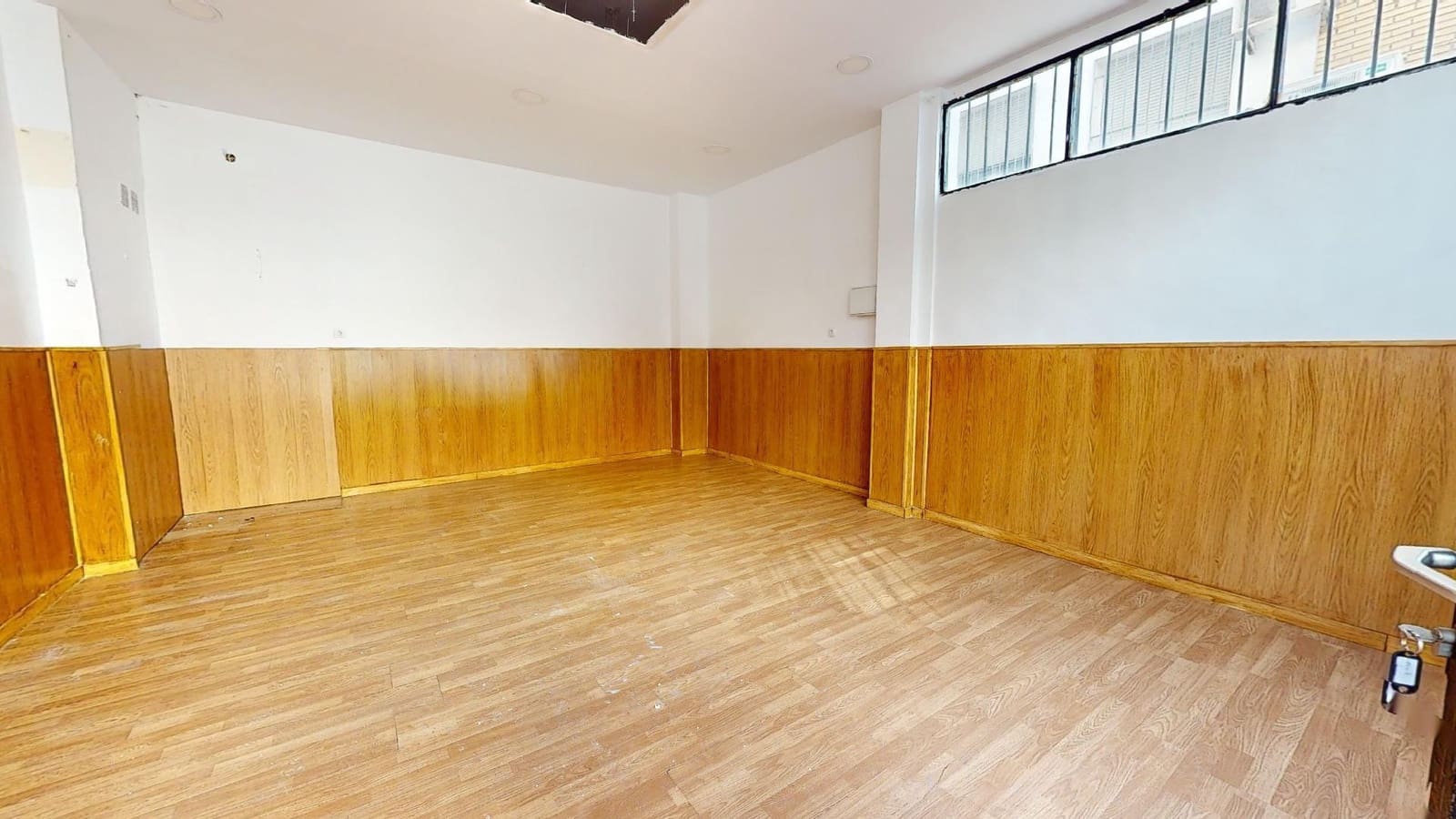 Kaupallinen myytävänä paikassa Cordoba kaupunki - 42 000 € (Ref: 9359926)