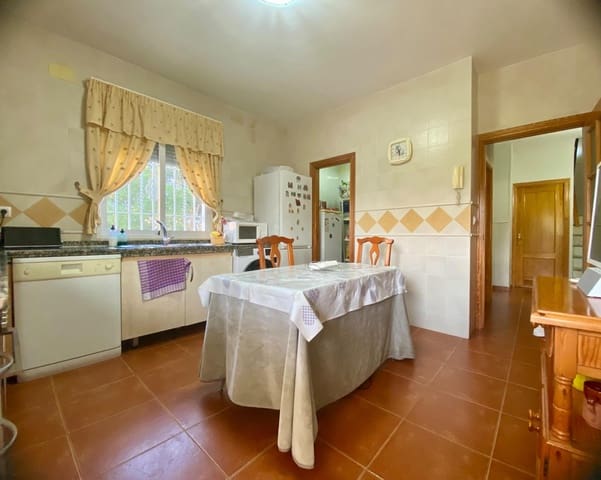 4 slaapkamer Villa te koop in Córdoba stad met garage - € 265.200 (Ref: 9359933)