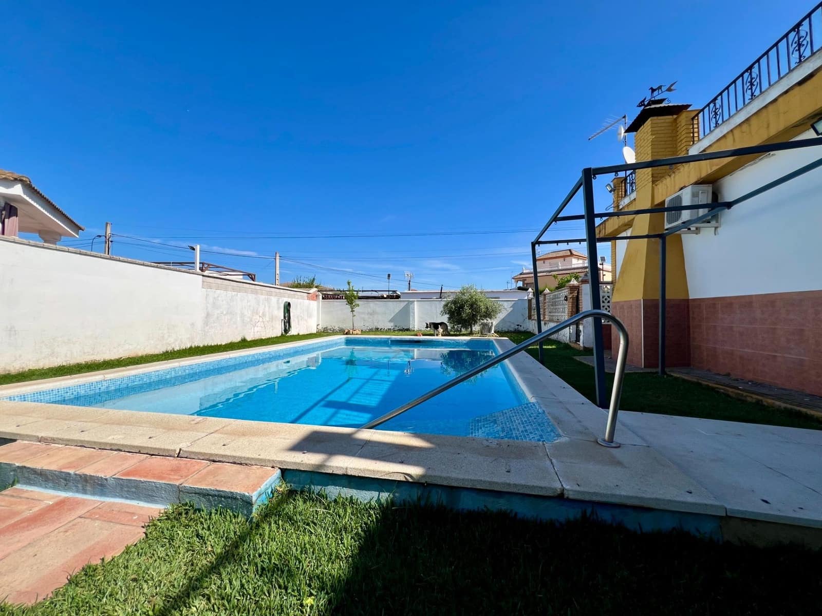 3 soveværelse Villa til salg i Cordoba by med swimmingpool garage - € 165.000 (Ref: 9359968)