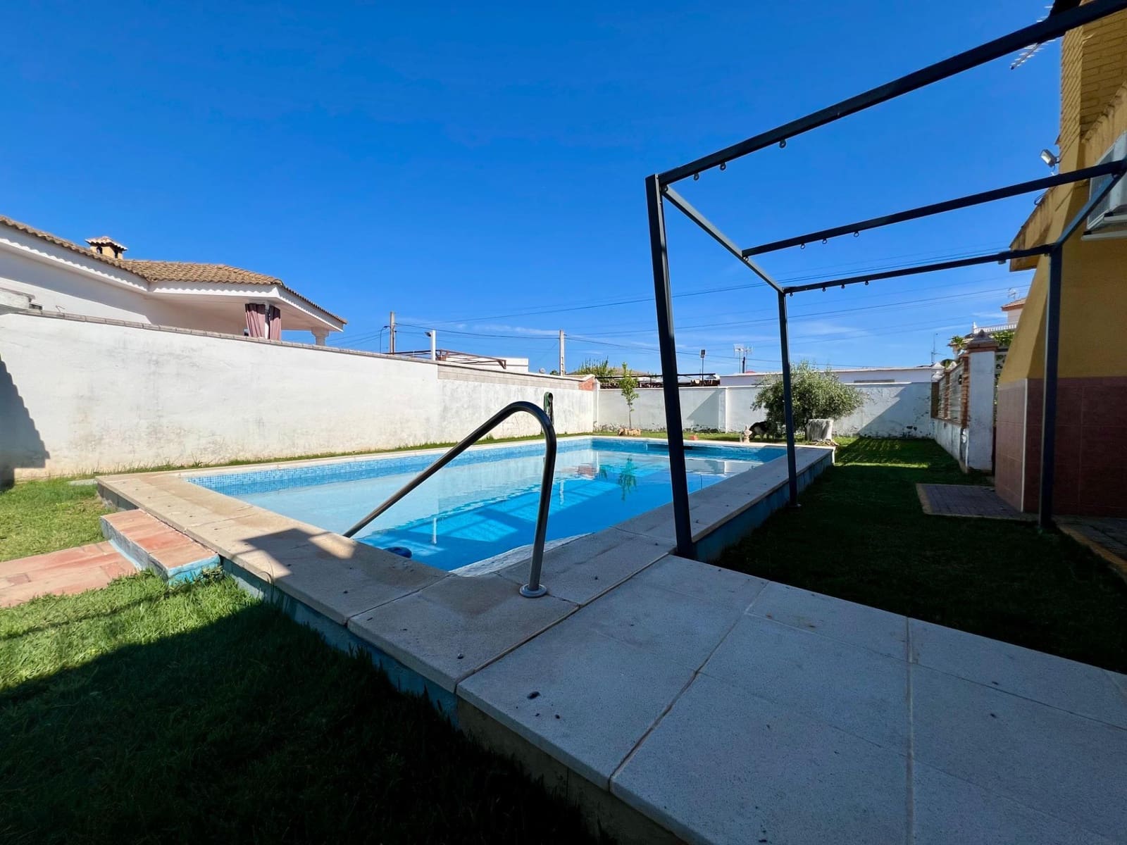 3 soveværelse Villa til salg i Cordoba by med swimmingpool garage - € 165.000 (Ref: 9359968)
