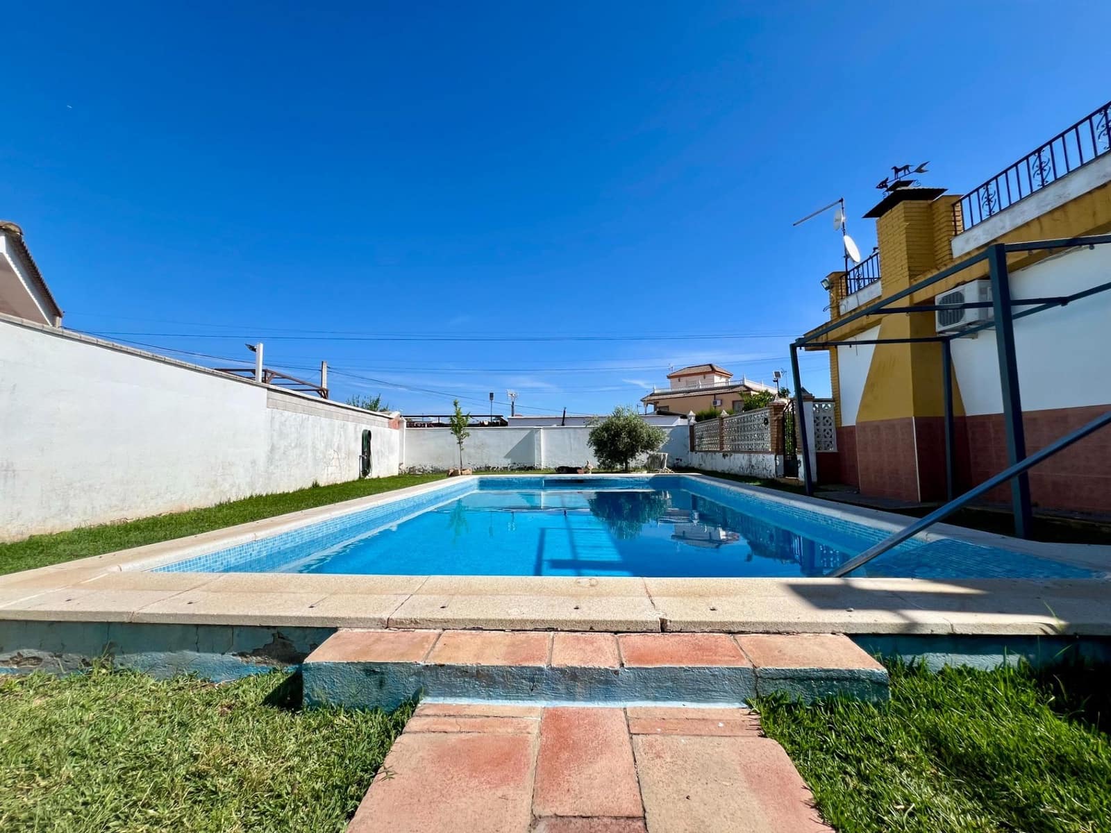 3 soveværelse Villa til salg i Cordoba by med swimmingpool garage - € 165.000 (Ref: 9359968)
